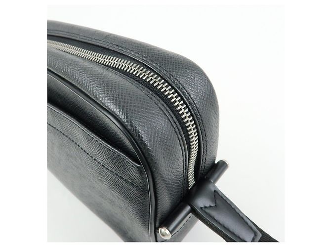 Louis Vuitton Taiga Leather Karga Clutch Bag Pouch Black M30812 - vista 10