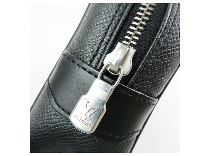 Louis Vuitton Taiga Leather Karga Clutch Bag Pouch Black M30812 - vista 13