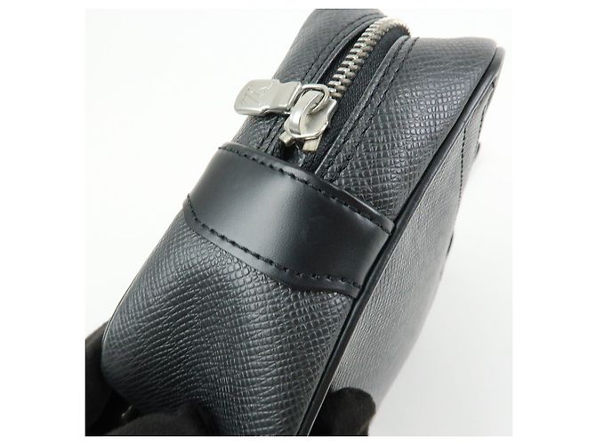Louis Vuitton Taiga Leather Karga Clutch Bag Pouch Black M30812 - vista 15