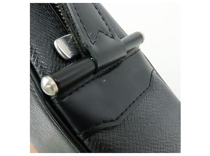 Louis Vuitton Taiga Leather Karga Clutch Bag Pouch Black M30812 - vista 16