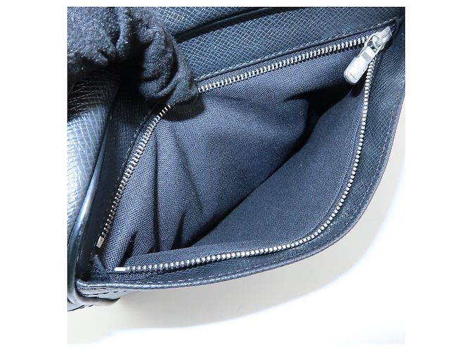 Louis Vuitton Taiga Leather Karga Clutch Bag Pouch Black M30812 - vista 17