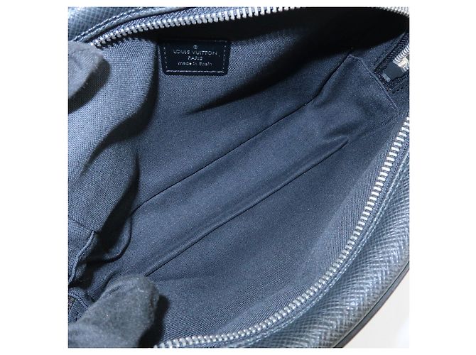 Louis Vuitton Taiga Leather Karga Clutch Bag Pouch Black M30812 - vista 18
