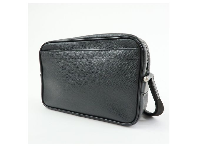 Louis Vuitton Taiga Leather Karga Clutch Bag Pouch Black M30812 - vista 3