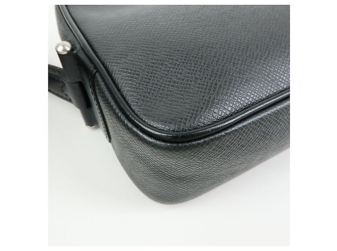 Louis Vuitton Taiga Leather Karga Clutch Bag Pouch Black M30812 - vista 8