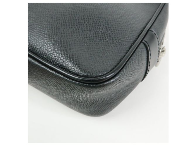 Louis Vuitton Taiga Leather Karga Clutch Bag Pouch Black M30812 - vista 9