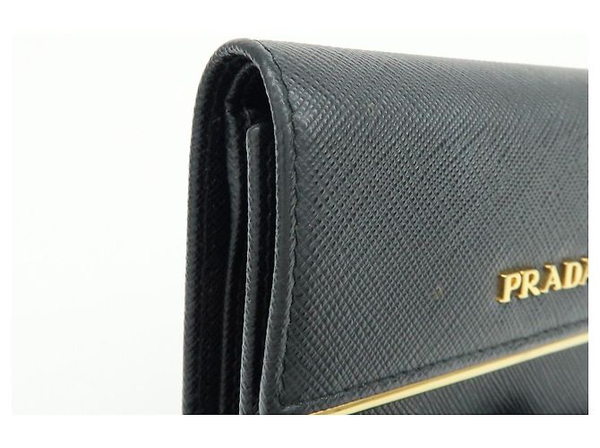 Cartera compacta bi-fold de piel Saffiano PRADA Negra Oro 1MH840 - vista 10