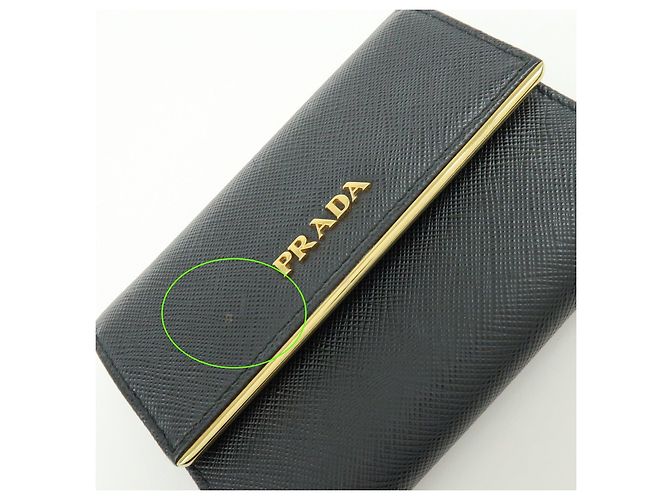 Cartera compacta bi-fold de piel Saffiano PRADA Negra Oro 1MH840 - vista 15