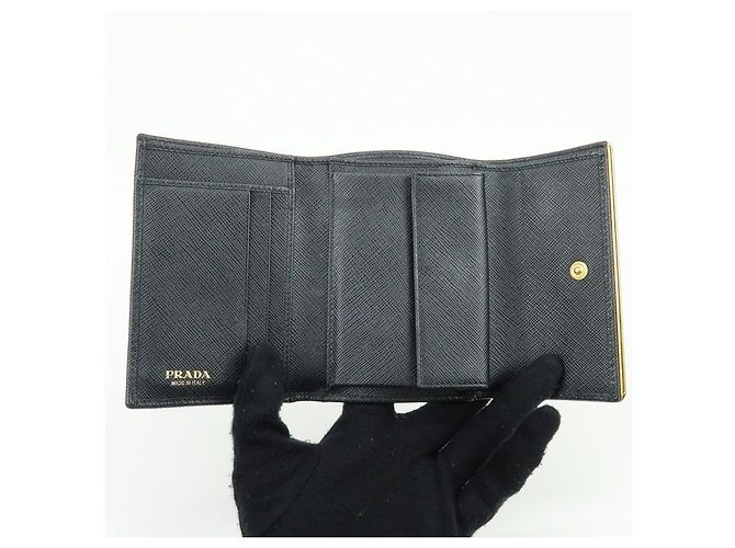 Cartera compacta bi-fold de piel Saffiano PRADA Negra Oro 1MH840 - vista 16