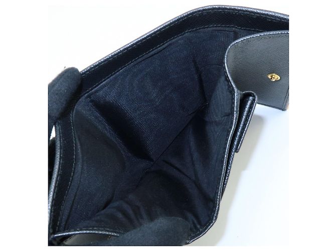 Cartera compacta bi-fold de piel Saffiano PRADA Negra Oro 1MH840 - vista 18