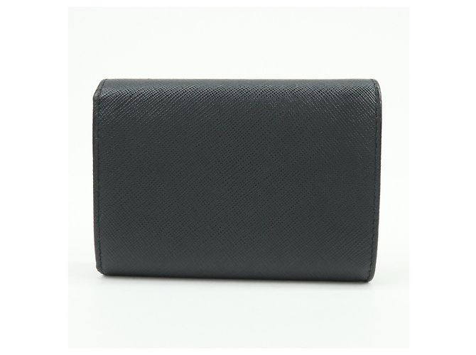 Cartera compacta bi-fold de piel Saffiano PRADA Negra Oro 1MH840 - vista 2