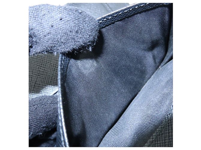 Cartera compacta bi-fold de piel Saffiano PRADA Negra Oro 1MH840 - vista 22