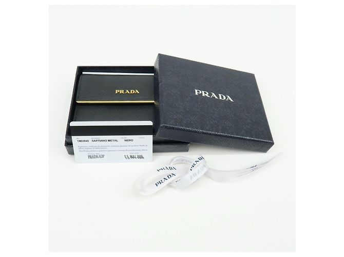 Cartera compacta bi-fold de piel Saffiano PRADA Negra Oro 1MH840 - vista 24