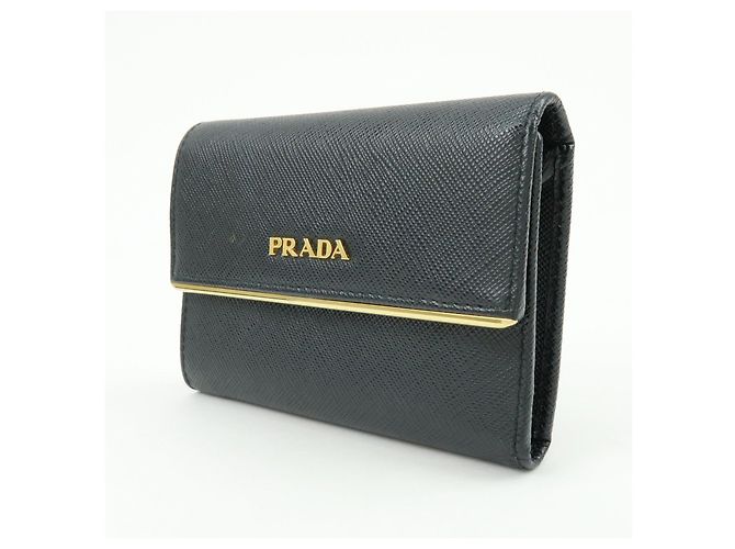 Cartera compacta bi-fold de piel Saffiano PRADA Negra Oro 1MH840 - vista 3