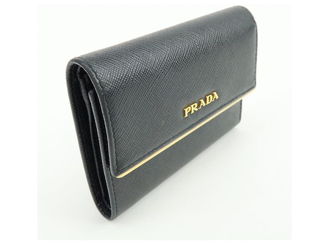 Cartera compacta bi-fold de piel Saffiano PRADA Negra Oro 1MH840 - vista 4