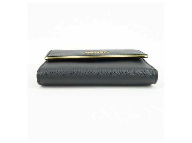 Cartera compacta bi-fold de piel Saffiano PRADA Negra Oro 1MH840 - vista 5