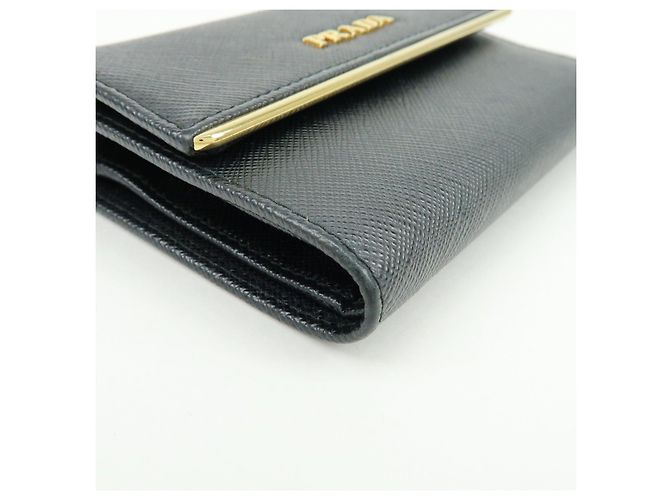 Cartera compacta bi-fold de piel Saffiano PRADA Negra Oro 1MH840 - vista 6