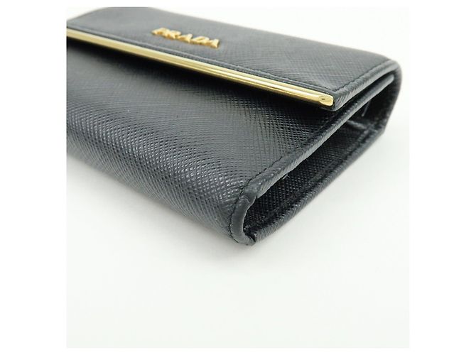 Cartera compacta bi-fold de piel Saffiano PRADA Negra Oro 1MH840 - vista 7
