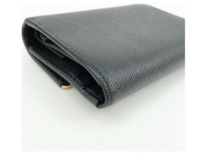 Cartera compacta bi-fold de piel Saffiano PRADA Negra Oro 1MH840 - vista 8