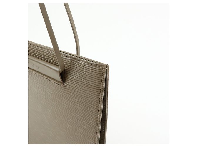 Louis Vuitton Borsa a tracolla Saint Tropez in pelle Epi Pepper M5246C - vista 13