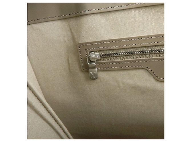Louis Vuitton Borsa a tracolla Saint Tropez in pelle Epi Pepper M5246C - vista 19