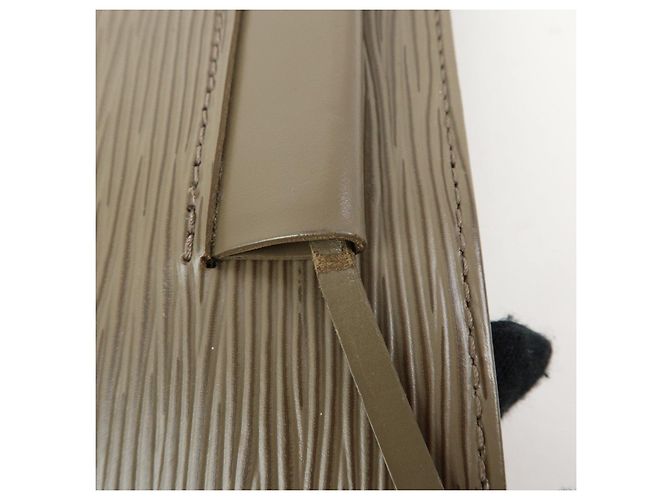 Louis Vuitton Borsa a tracolla Saint Tropez in pelle Epi Pepper M5246C - vista 7
