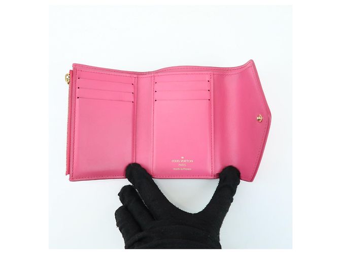 Autre Marque Louis Vuitton Nanogram Portefeuille Victorine Compact Wallet M82234 - vista 13