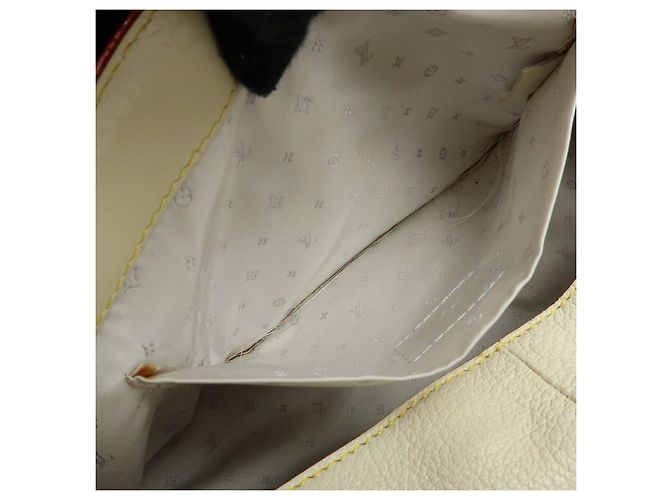Borsa a tracolla Louis Vuitton Suhari Impetueux in pelle Blanc M91858 - vista 22