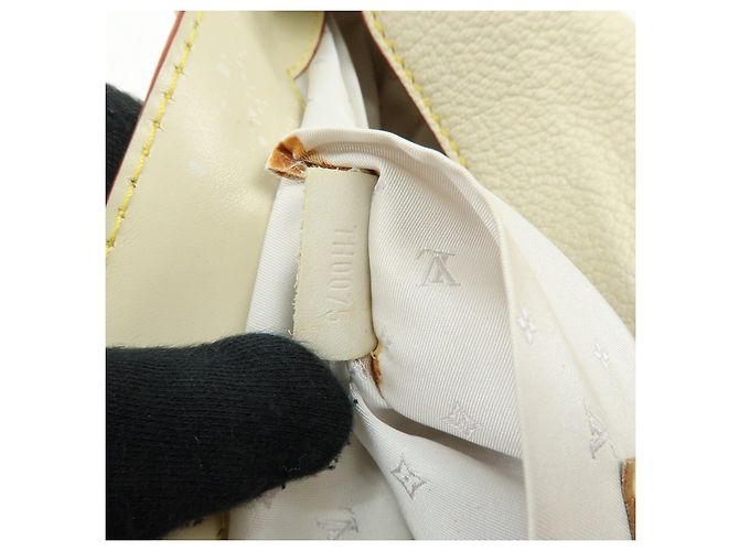 Borsa a tracolla Louis Vuitton Suhari Impetueux in pelle Blanc M91858 - vista 24