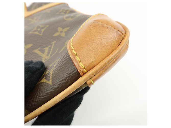Borsa a mano e a tracolla Louis Vuitton Monogram Coussin GM Marrone M51141 - vista 17