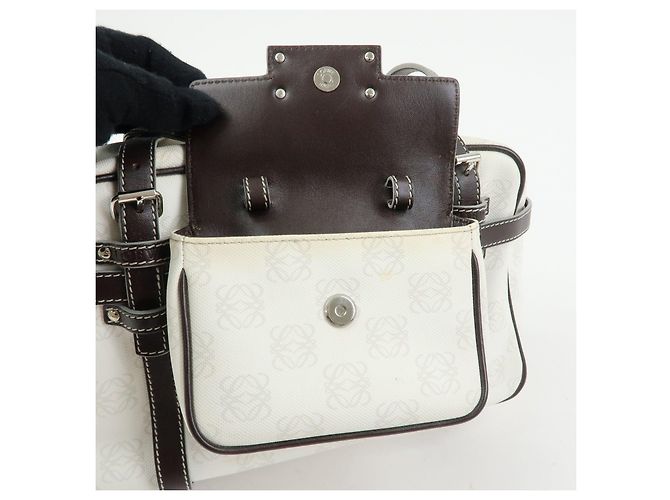 Borsa a mano LOEWE Anagram in PVC e pelle Borsa Boston Bianca e Marrone Scuro - vista 17