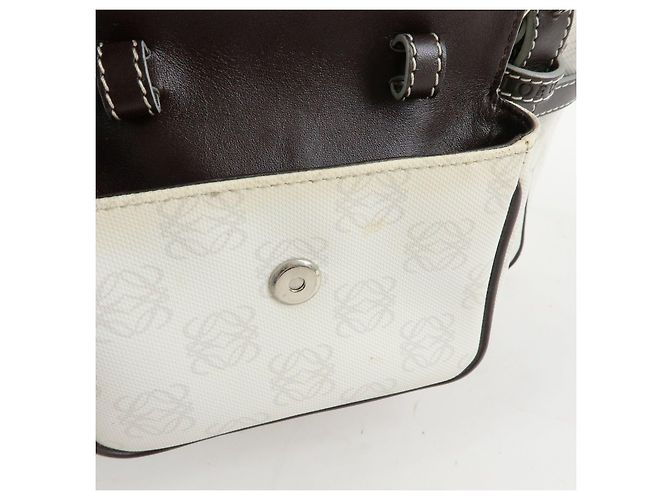 Borsa a mano LOEWE Anagram in PVC e pelle Borsa Boston Bianca e Marrone Scuro - vista 18