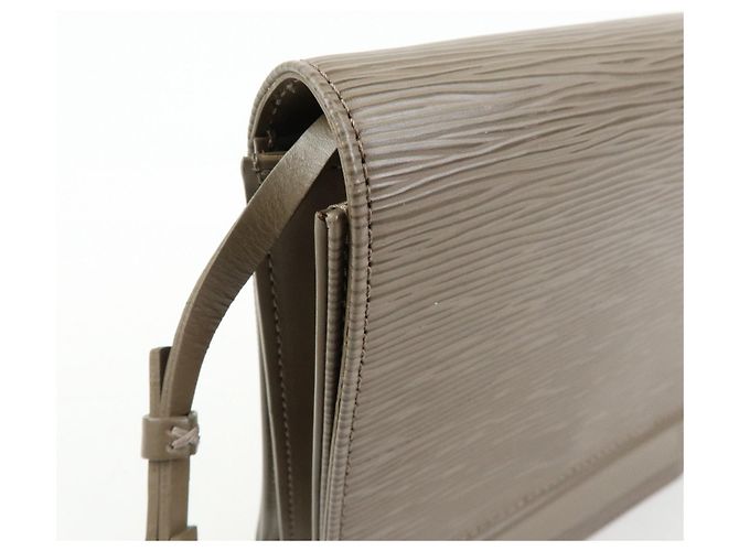 Borsa a tracolla Louis Vuitton Biarritz PM in pelle Epi Pepper M5293B - vista 14