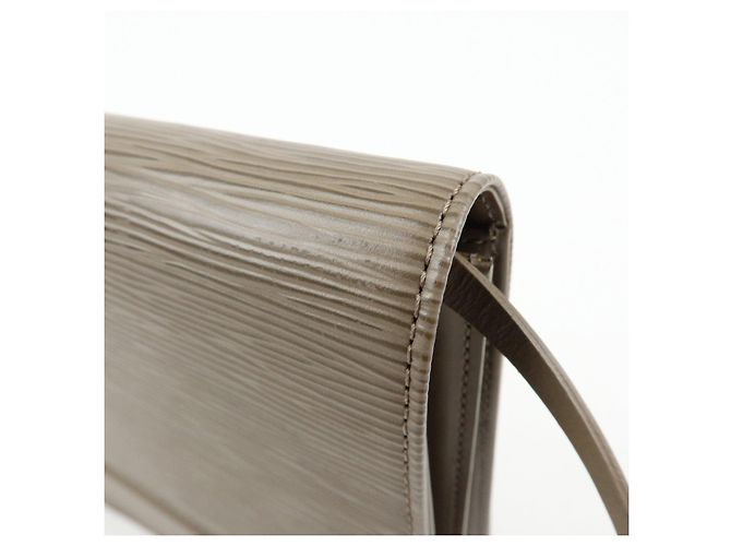 Borsa a tracolla Louis Vuitton Biarritz PM in pelle Epi Pepper M5293B - vista 15
