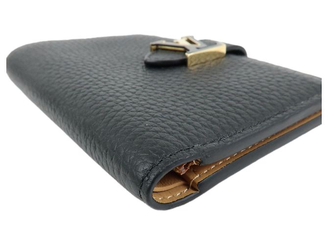 Billetera Compacta Vertical Louis Vuitton en piel Taurillon Noir M81561 - vista 4