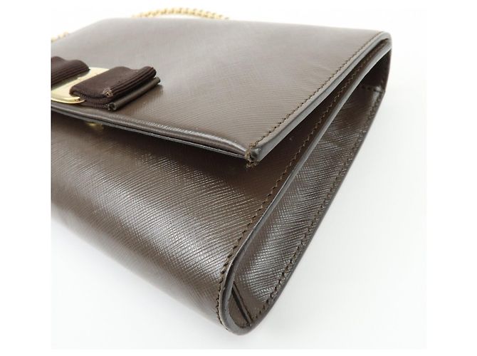 Salvatore Ferragamo Borsa a tracolla con catena Ferragamo Vara in pelle embossed con fiocco, Marrone - vista 10