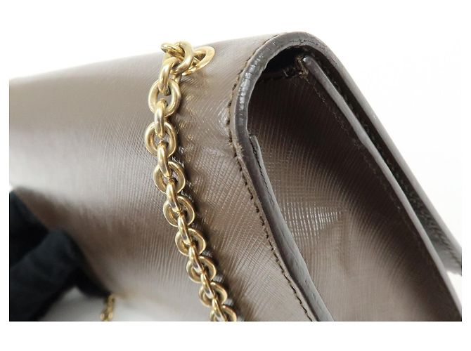 Salvatore Ferragamo Borsa a tracolla con catena Ferragamo Vara in pelle embossed con fiocco, Marrone - vista 14