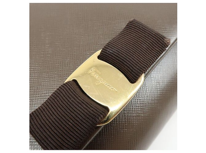 Salvatore Ferragamo Borsa a tracolla con catena Ferragamo Vara in pelle embossed con fiocco, Marrone - vista 16