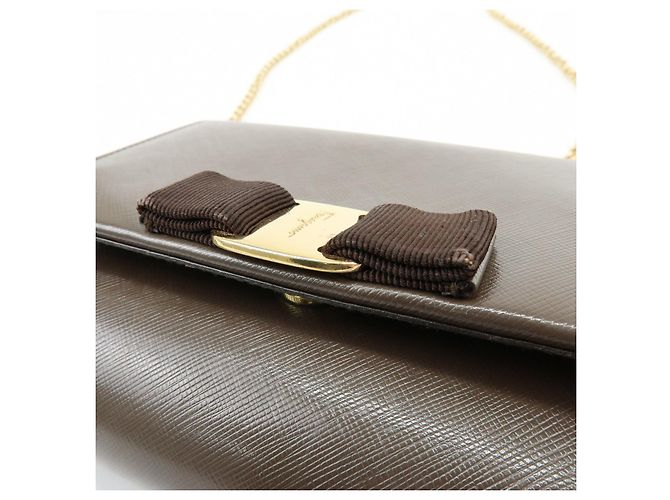 Salvatore Ferragamo Borsa a tracolla con catena Ferragamo Vara in pelle embossed con fiocco, Marrone - vista 17
