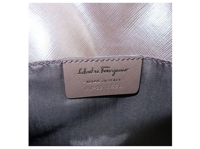 Salvatore Ferragamo Borsa a tracolla con catena Ferragamo Vara in pelle embossed con fiocco, Marrone - vista 24