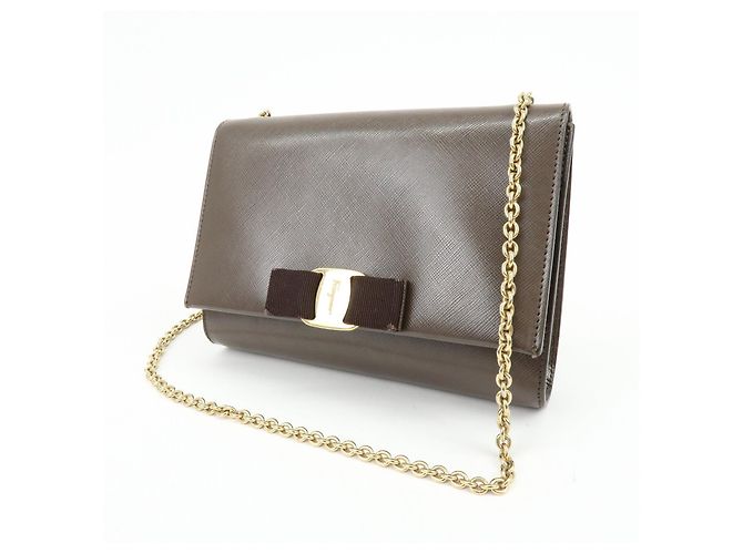 Salvatore Ferragamo Borsa a tracolla con catena Ferragamo Vara in pelle embossed con fiocco, Marrone - vista 3