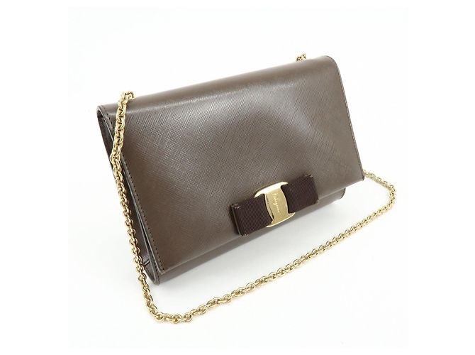 Salvatore Ferragamo Borsa a tracolla con catena Ferragamo Vara in pelle embossed con fiocco, Marrone - vista 4