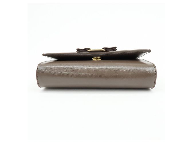 Salvatore Ferragamo Borsa a tracolla con catena Ferragamo Vara in pelle embossed con fiocco, Marrone - vista 5