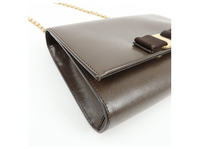 Salvatore Ferragamo Borsa a tracolla con catena Ferragamo Vara in pelle embossed con fiocco, Marrone - vista 9