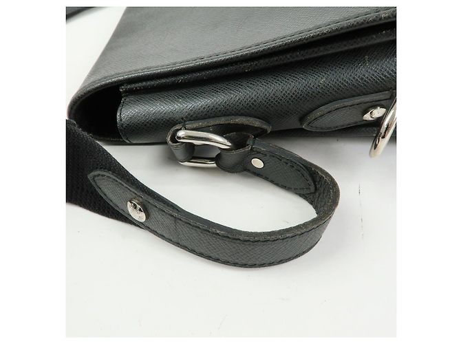 Borsa a tracolla Louis Vuitton Taiga Andrei in pelle Ardoise M32482 - vista 10