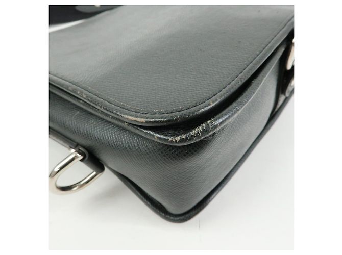 Borsa a tracolla Louis Vuitton Taiga Andrei in pelle Ardoise M32482 - vista 11