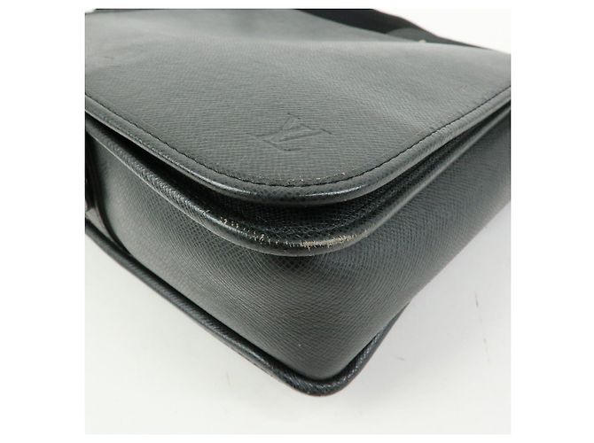Borsa a tracolla Louis Vuitton Taiga Andrei in pelle Ardoise M32482 - vista 12