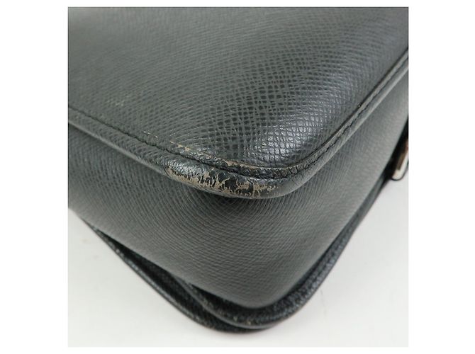 Borsa a tracolla Louis Vuitton Taiga Andrei in pelle Ardoise M32482 - vista 13