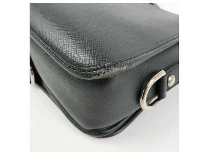 Borsa a tracolla Louis Vuitton Taiga Andrei in pelle Ardoise M32482 - vista 14