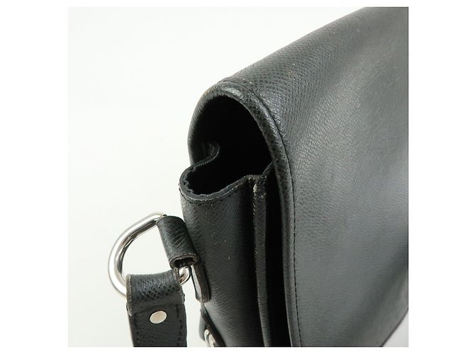 Borsa a tracolla Louis Vuitton Taiga Andrei in pelle Ardoise M32482 - vista 15