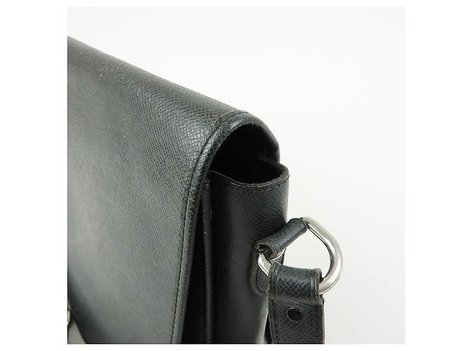 Borsa a tracolla Louis Vuitton Taiga Andrei in pelle Ardoise M32482 - vista 16